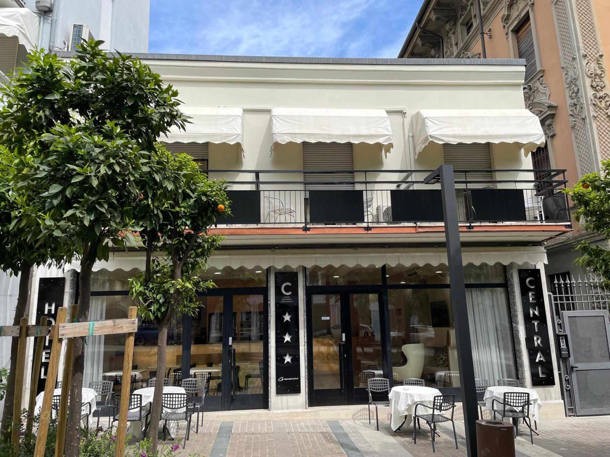 Hotel Central Giacomini 萨罗 外观 照片