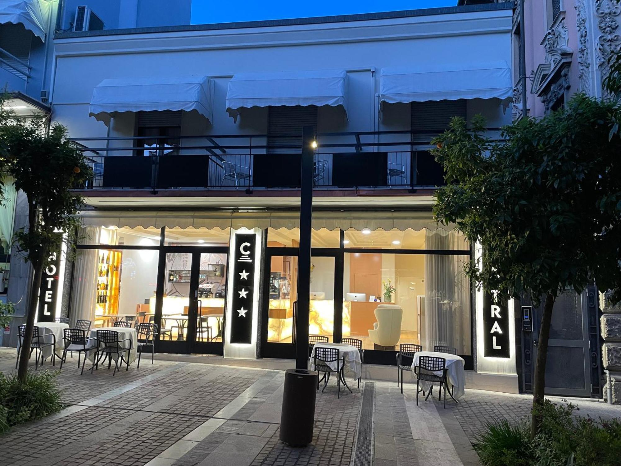 Hotel Central Giacomini 萨罗 外观 照片